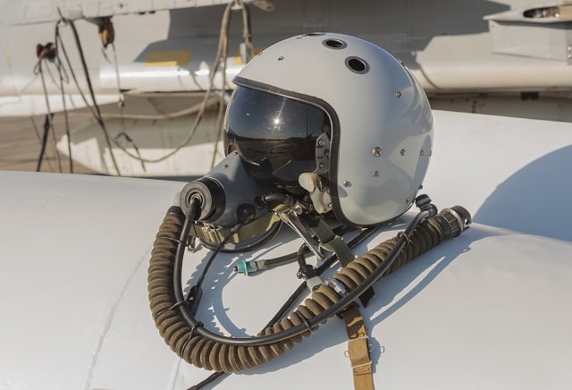 军事飞行员的头盔和氧气面具