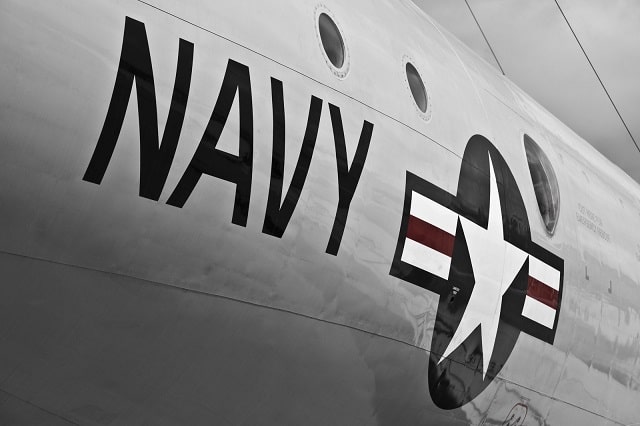 一架飞机特写侧面的美国海军徽章